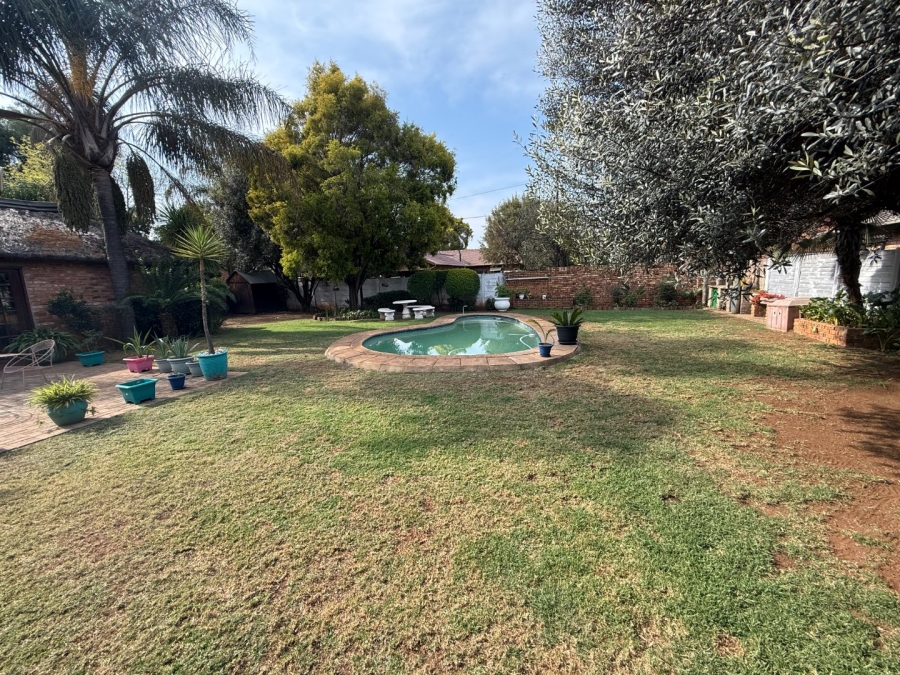 5 Bedroom Property for Sale in Rooihuiskraal North Gauteng