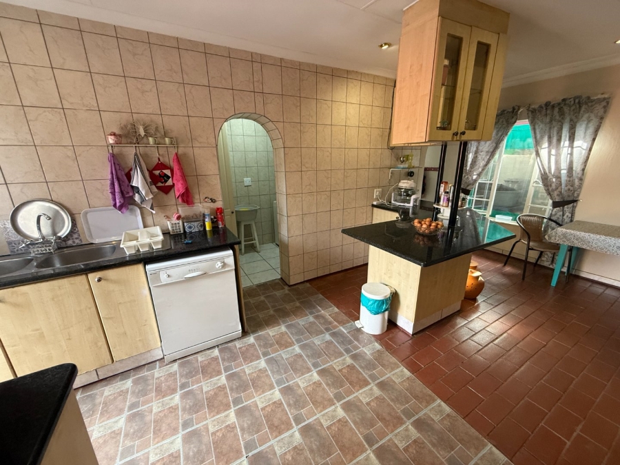 5 Bedroom Property for Sale in Rooihuiskraal North Gauteng