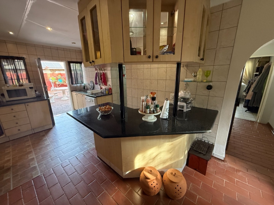 5 Bedroom Property for Sale in Rooihuiskraal North Gauteng