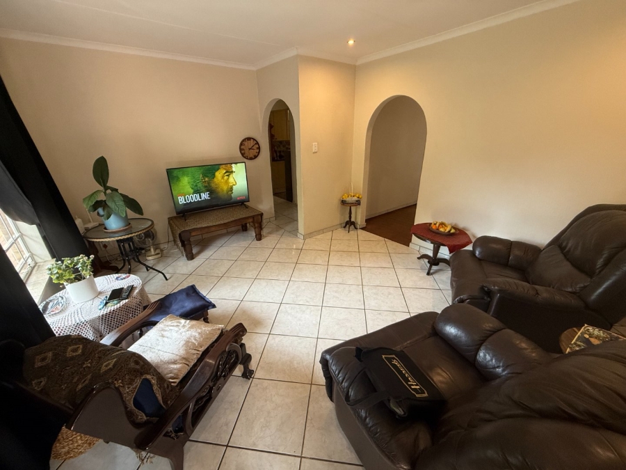 5 Bedroom Property for Sale in Rooihuiskraal North Gauteng