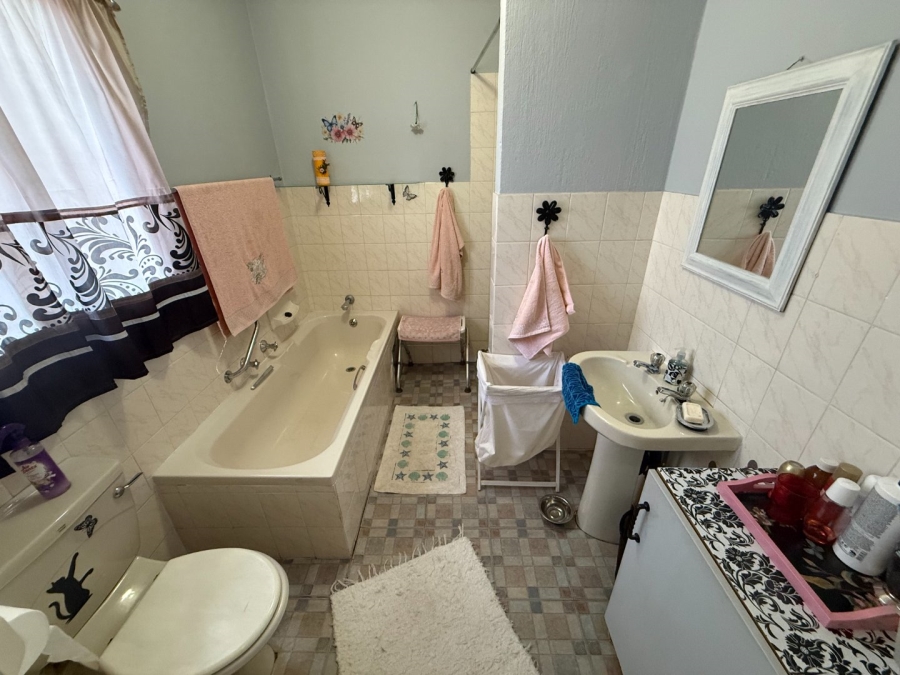 5 Bedroom Property for Sale in Rooihuiskraal North Gauteng