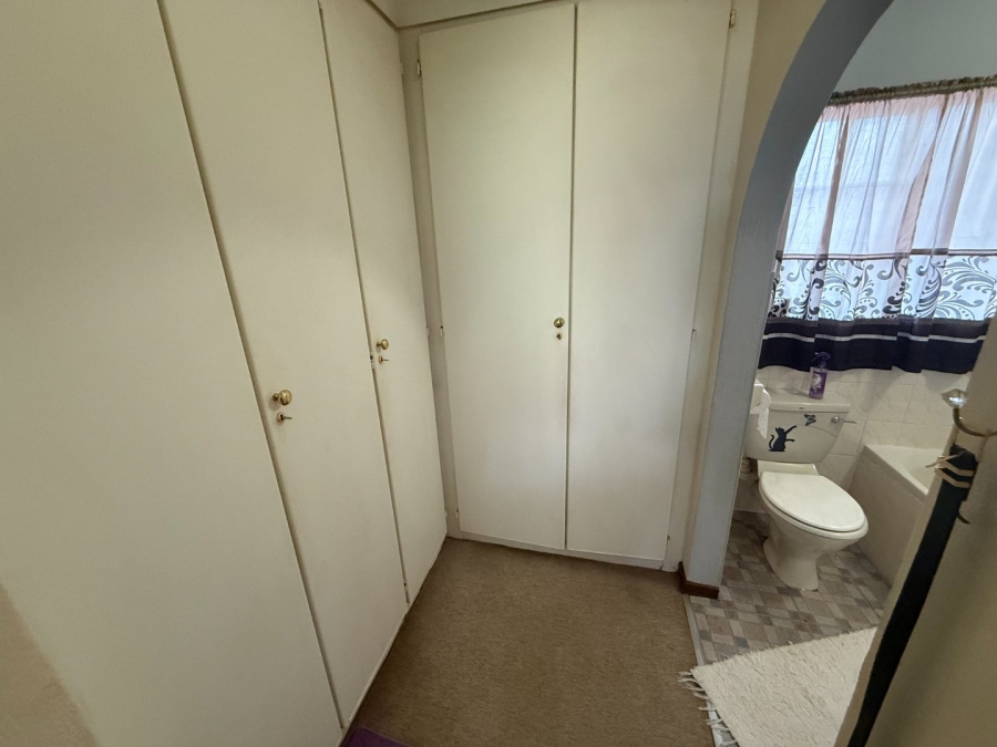 5 Bedroom Property for Sale in Rooihuiskraal North Gauteng