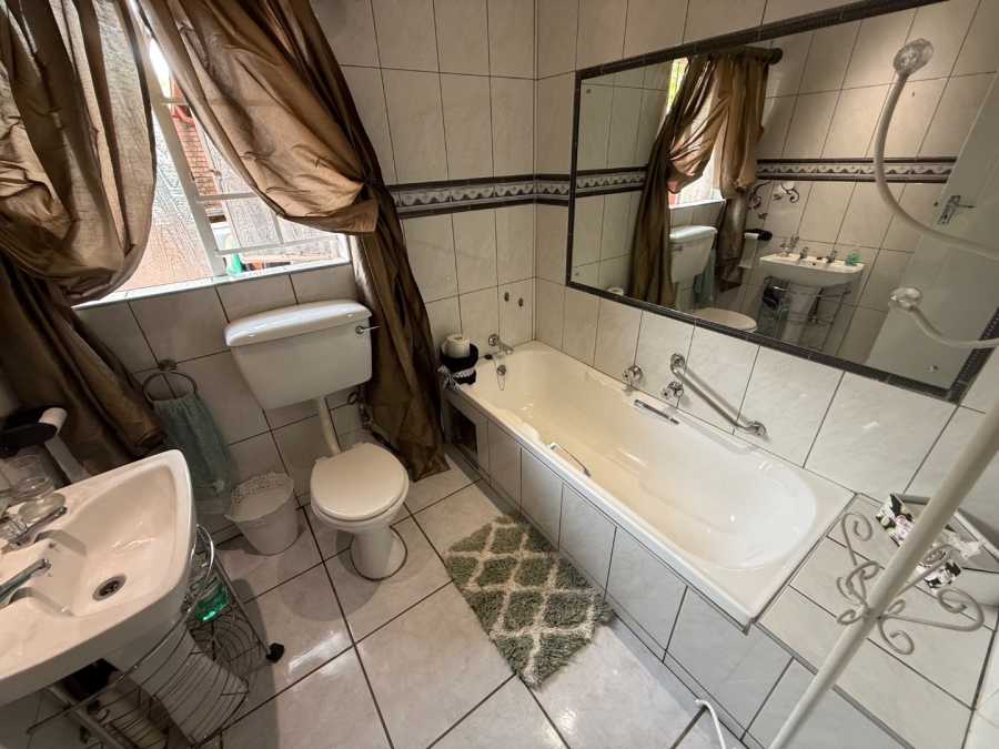 5 Bedroom Property for Sale in Rooihuiskraal North Gauteng