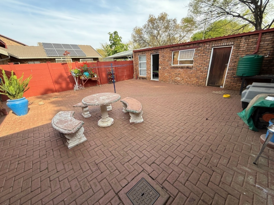 5 Bedroom Property for Sale in Rooihuiskraal North Gauteng