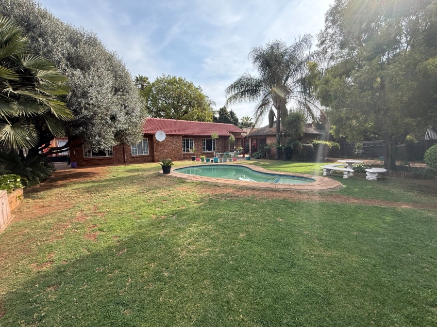 5 Bedroom Property for Sale in Rooihuiskraal North Gauteng