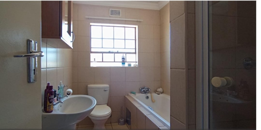 3 Bedroom Property for Sale in Clayville Gauteng