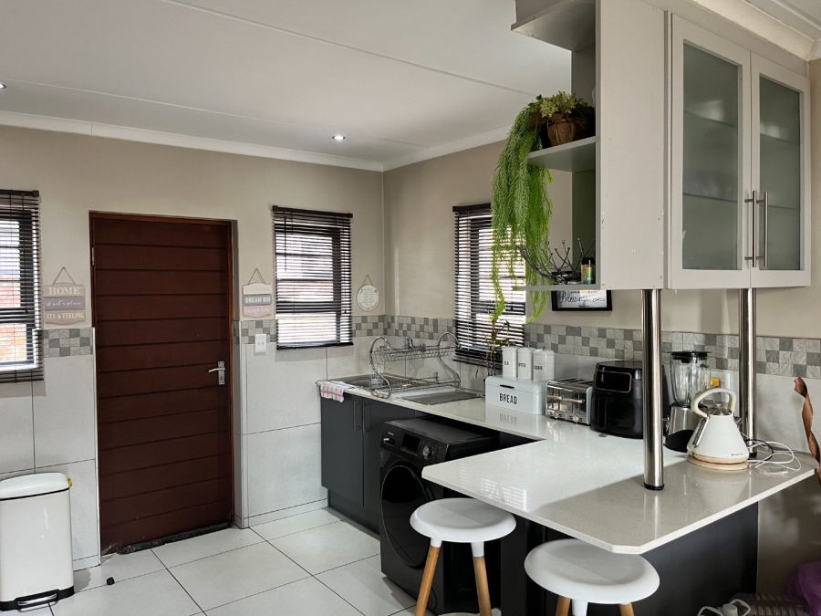 4 Bedroom Property for Sale in Clayville Gauteng
