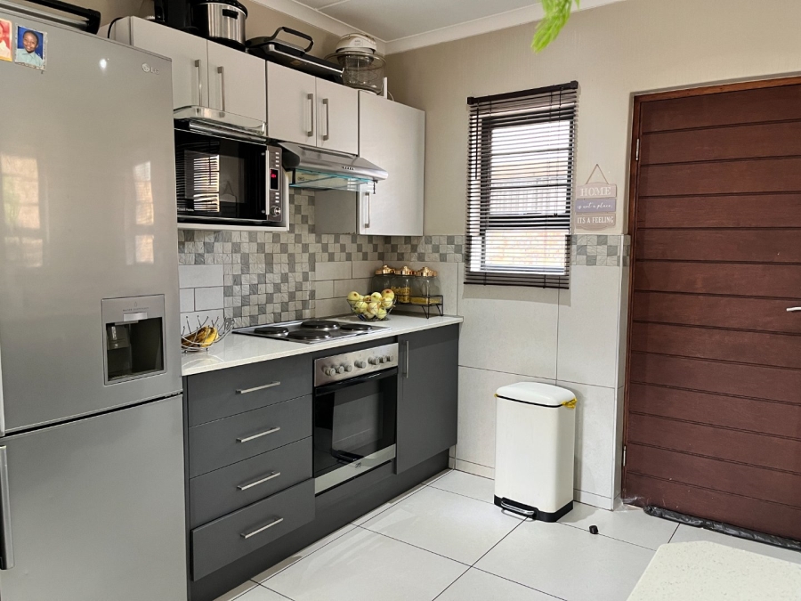 4 Bedroom Property for Sale in Clayville Gauteng