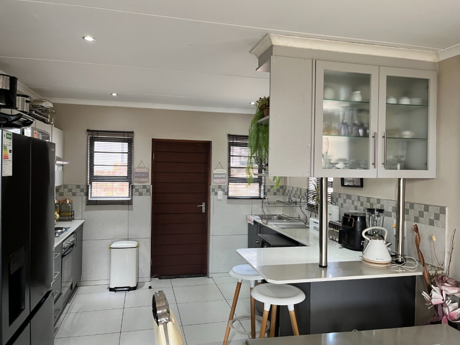 4 Bedroom Property for Sale in Clayville Gauteng