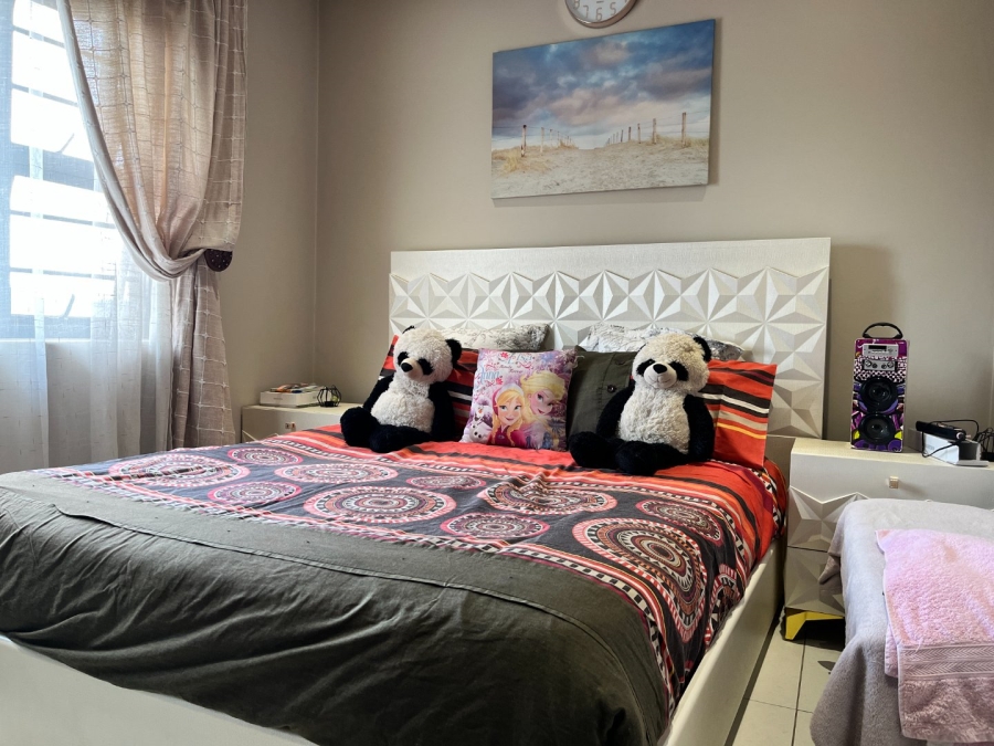 4 Bedroom Property for Sale in Clayville Gauteng