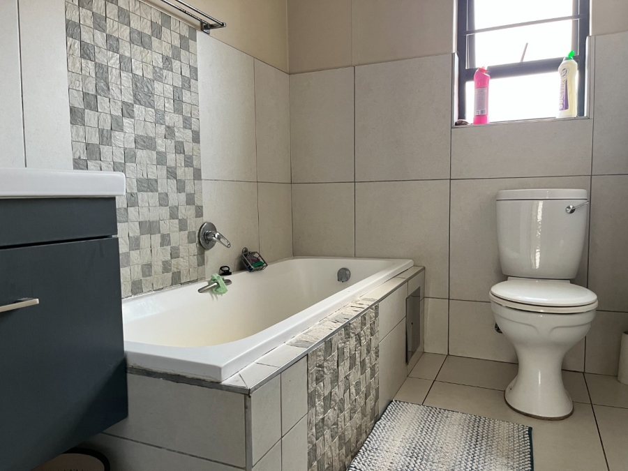 4 Bedroom Property for Sale in Clayville Gauteng