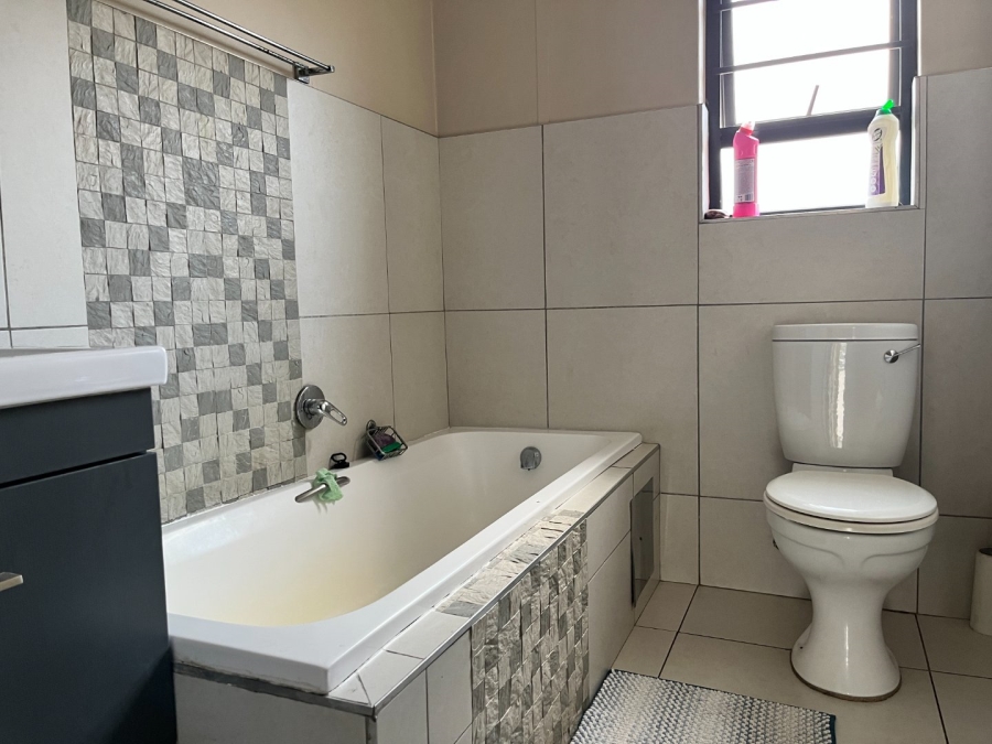 4 Bedroom Property for Sale in Clayville Gauteng