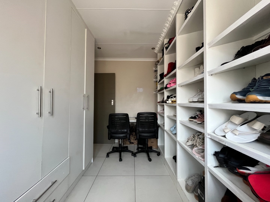 4 Bedroom Property for Sale in Clayville Gauteng