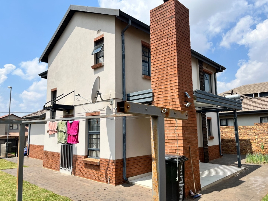 4 Bedroom Property for Sale in Clayville Gauteng