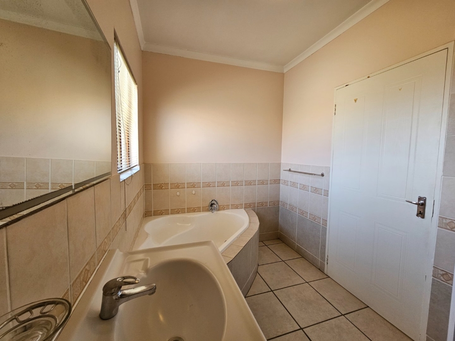 To Let 2 Bedroom Property for Rent in Broadacres Gauteng