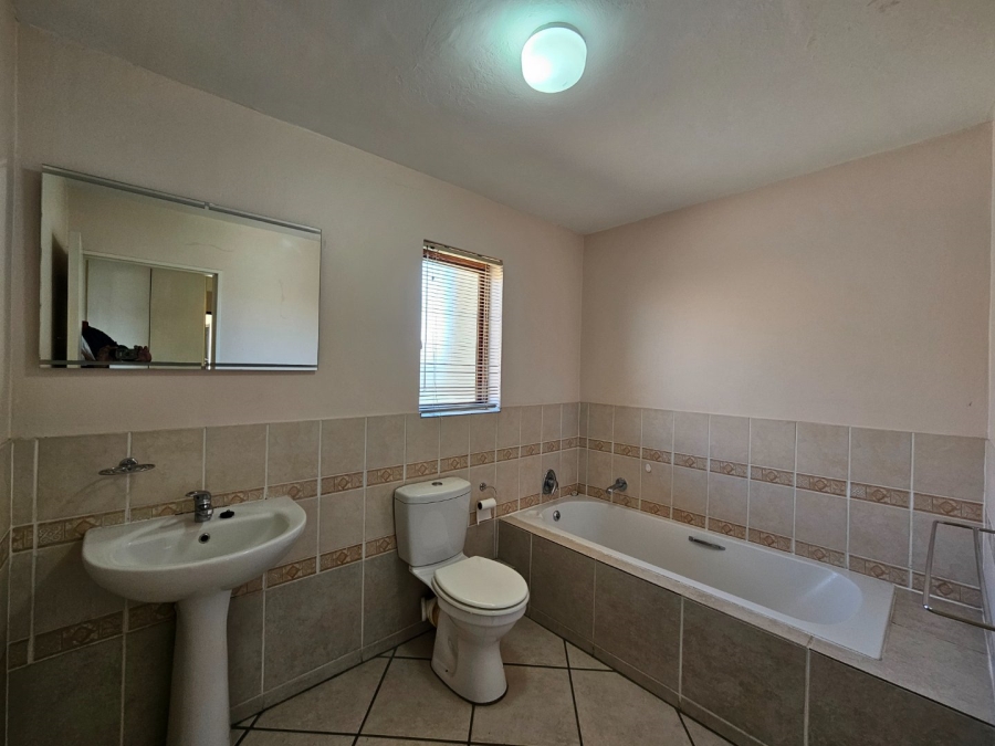 To Let 2 Bedroom Property for Rent in Broadacres Gauteng