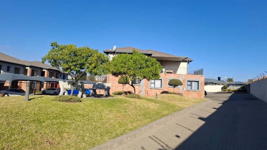To Let 2 Bedroom Property for Rent in Noordwyk Gauteng