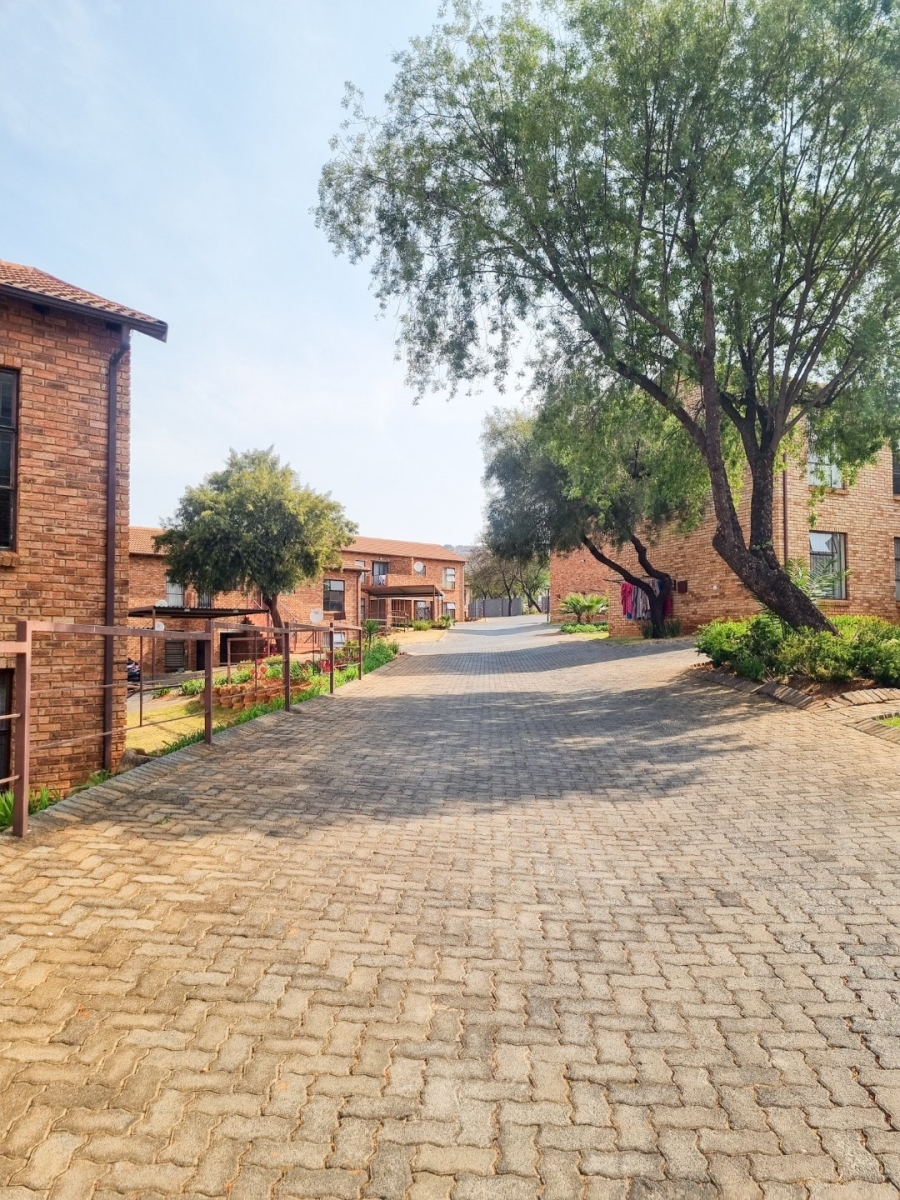 2 Bedroom Property for Sale in Wilgeheuwel Gauteng