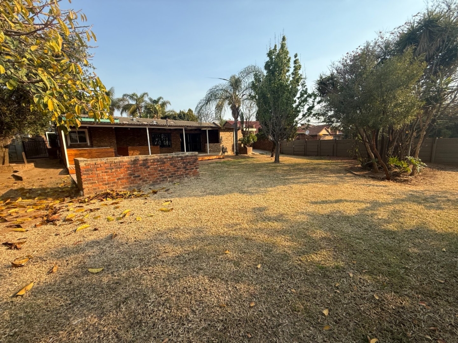 4 Bedroom Property for Sale in Rooihuiskraal Gauteng