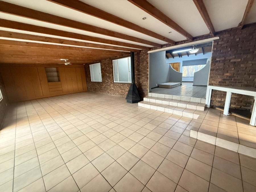 4 Bedroom Property for Sale in Rooihuiskraal Gauteng