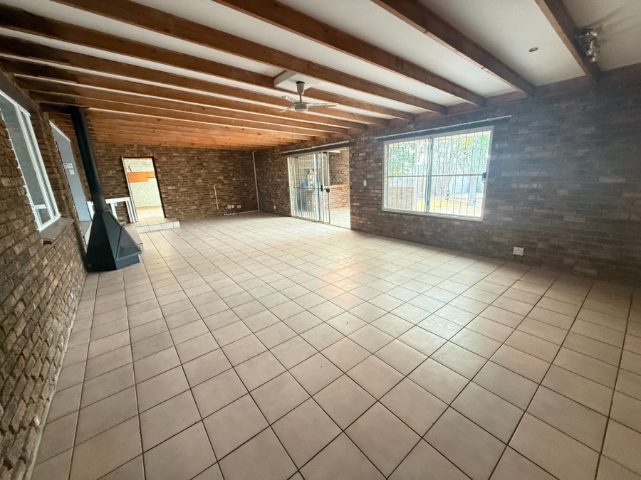 4 Bedroom Property for Sale in Rooihuiskraal Gauteng