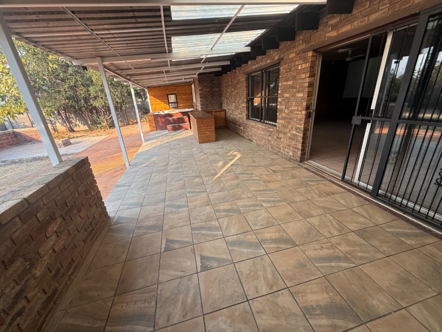 4 Bedroom Property for Sale in Rooihuiskraal Gauteng