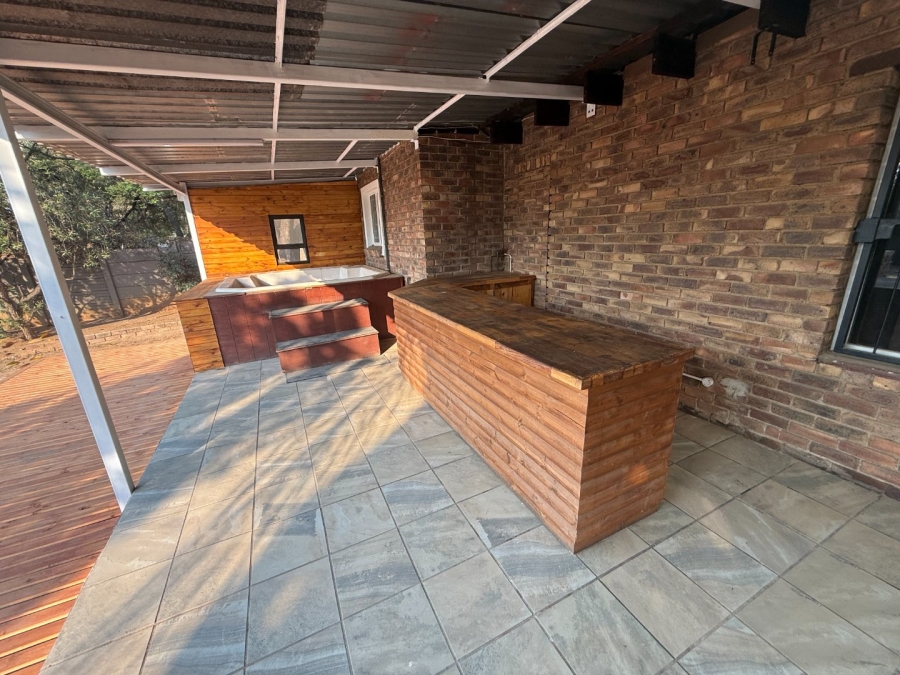 4 Bedroom Property for Sale in Rooihuiskraal Gauteng