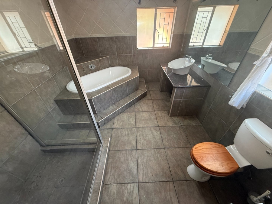 4 Bedroom Property for Sale in Rooihuiskraal Gauteng