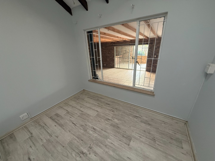 4 Bedroom Property for Sale in Rooihuiskraal Gauteng