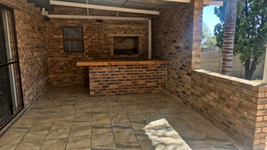 4 Bedroom Property for Sale in Rooihuiskraal Gauteng