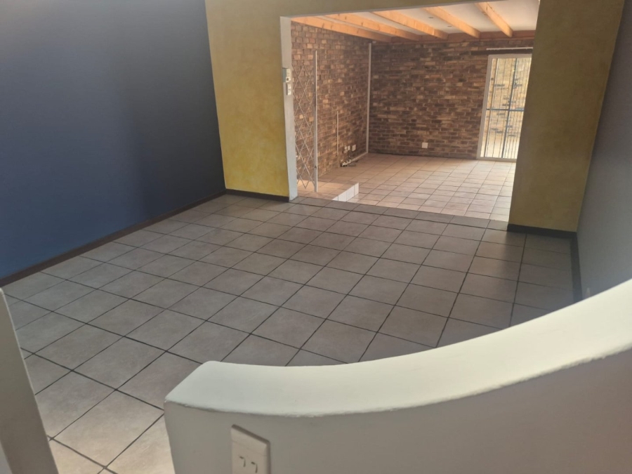 4 Bedroom Property for Sale in Rooihuiskraal Gauteng