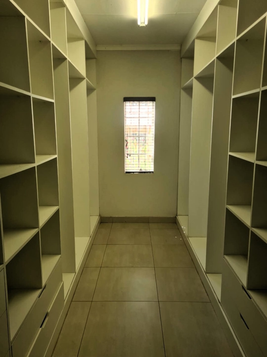 5 Bedroom Property for Sale in Clubview Gauteng