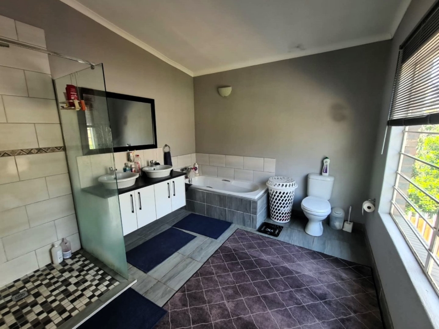 5 Bedroom Property for Sale in Clubview Gauteng