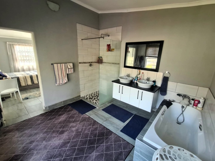 5 Bedroom Property for Sale in Clubview Gauteng
