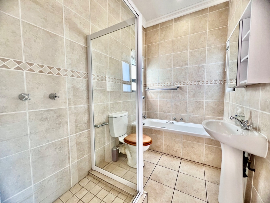 To Let 4 Bedroom Property for Rent in Silver Lakes Golf Estate Gauteng