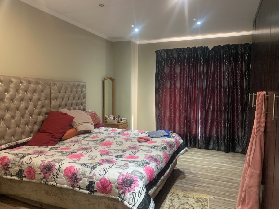 4 Bedroom Property for Sale in Raslouw Gardens Gauteng