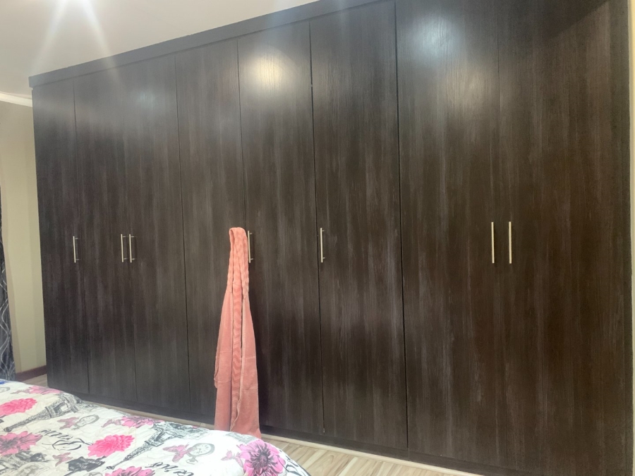 4 Bedroom Property for Sale in Raslouw Gardens Gauteng