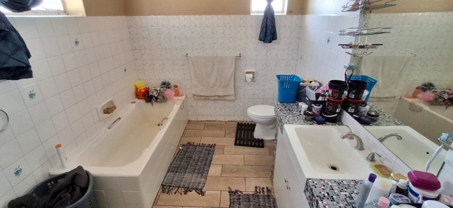 5 Bedroom Property for Sale in Pretoria Gardens Gauteng