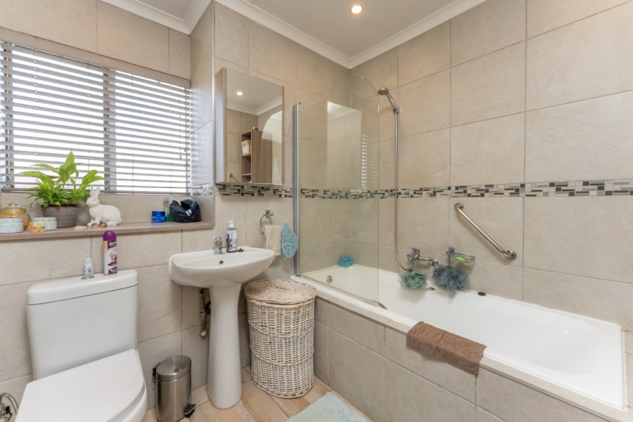 3 Bedroom Property for Sale in Farrarmere Gauteng
