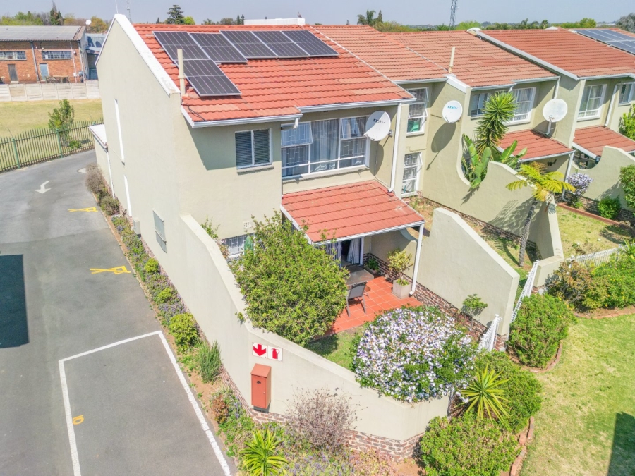 3 Bedroom Property for Sale in Farrarmere Gauteng