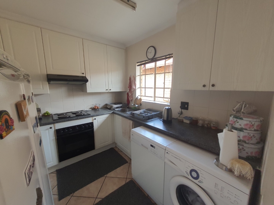 To Let 2 Bedroom Property for Rent in Magalieskruin Gauteng