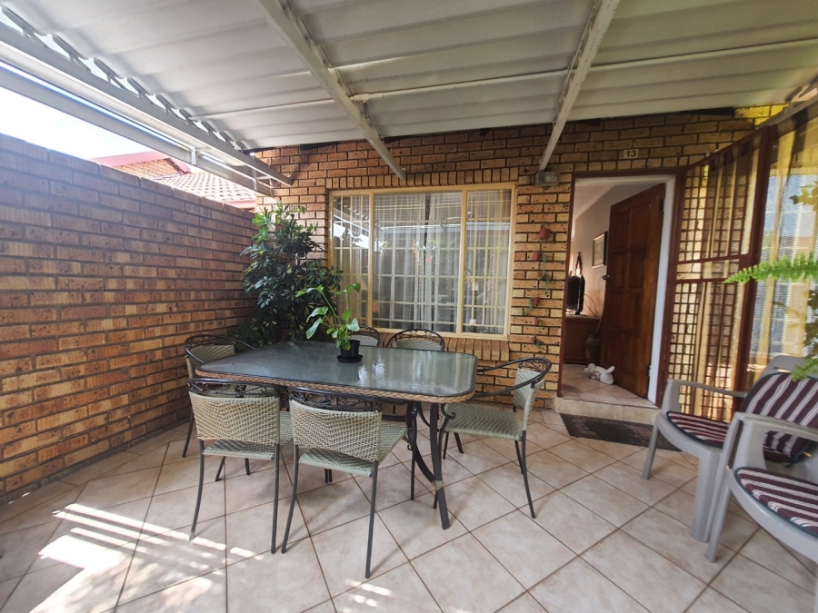 To Let 2 Bedroom Property for Rent in Magalieskruin Gauteng