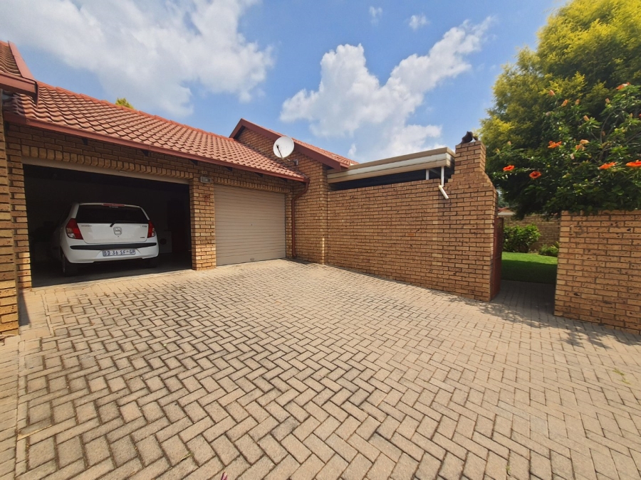 To Let 2 Bedroom Property for Rent in Magalieskruin Gauteng