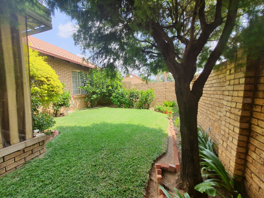 To Let 2 Bedroom Property for Rent in Magalieskruin Gauteng