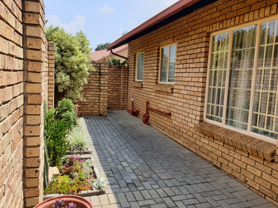 To Let 2 Bedroom Property for Rent in Magalieskruin Gauteng