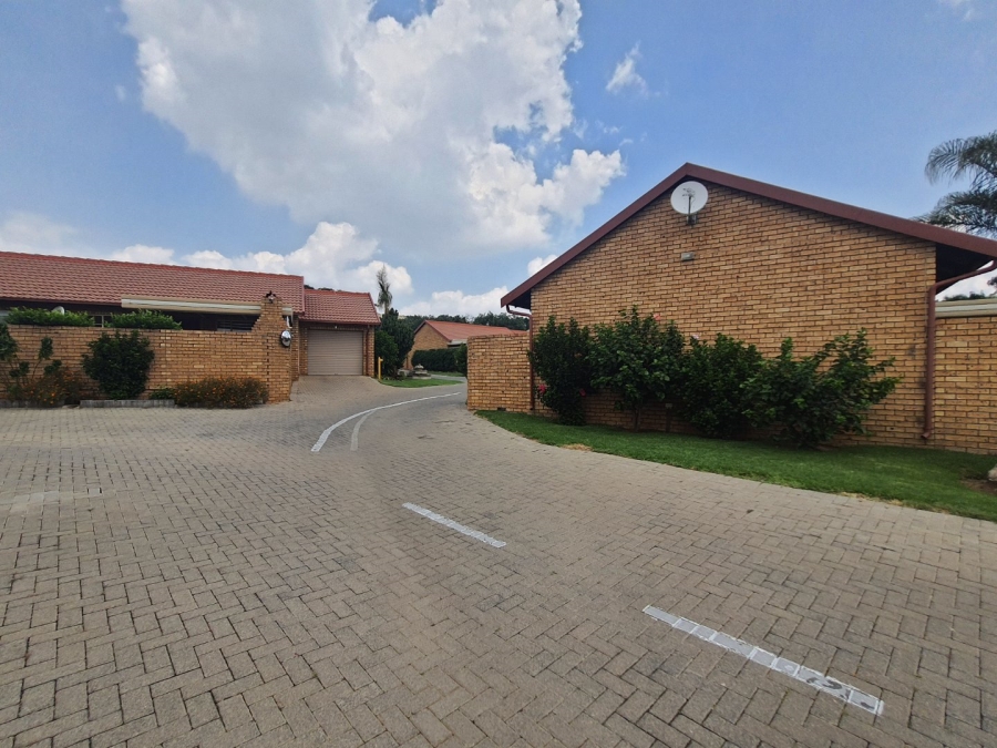To Let 2 Bedroom Property for Rent in Magalieskruin Gauteng