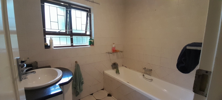 To Let 5 Bedroom Property for Rent in Lynnwood Glen Gauteng