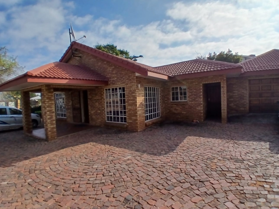 5 Bedroom Property for Sale in Nieuw Muckleneuk Gauteng