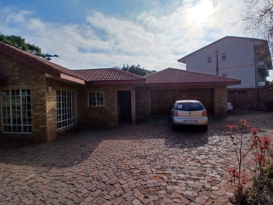 5 Bedroom Property for Sale in Nieuw Muckleneuk Gauteng