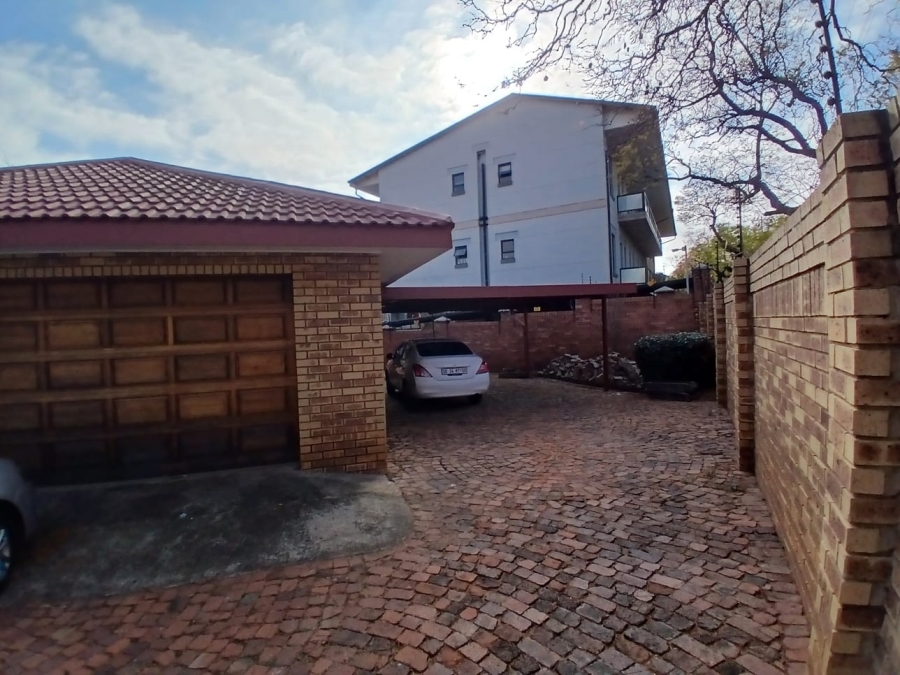 5 Bedroom Property for Sale in Nieuw Muckleneuk Gauteng
